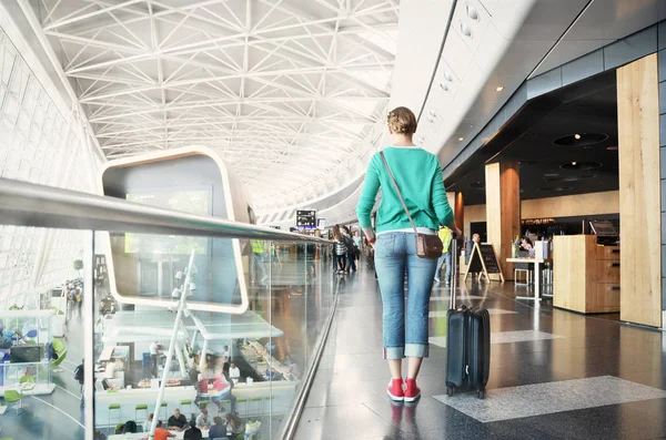 Chica de pie en el aeropuerto — Foto de Stock