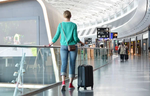 Menina de pé no aeroporto — Fotografia de Stock