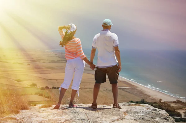 Kaya üzerinde duran Çift