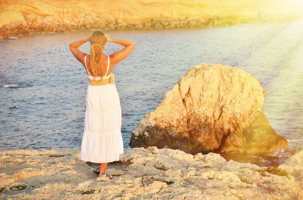 Ragazza sulla roccia in piedi — Foto Stock