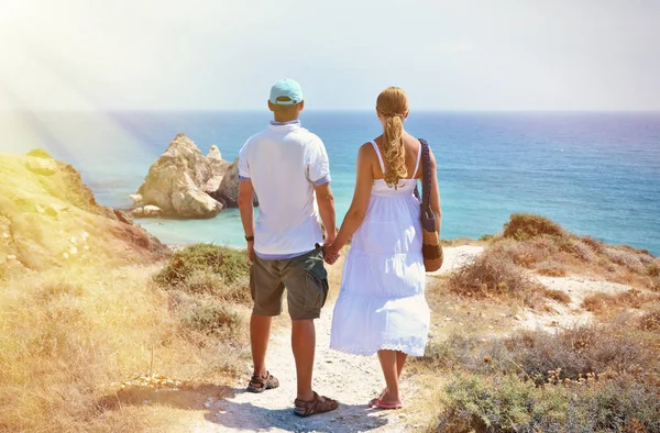 Kaya üzerinde duran Çift