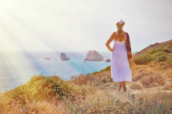 Menina olhando para o mar — Fotografia de Stock