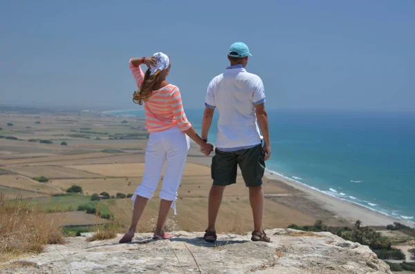 Paar steht auf Felsen — Stockfoto