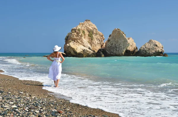 Menina olhando para o mar — Fotografia de Stock