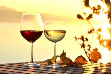 İki şarap bardağı.