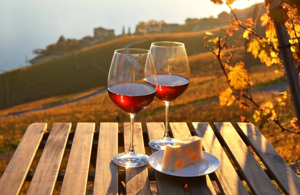 Wijn in glazen en kaas — Stockfoto