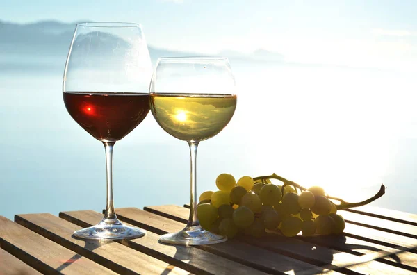 Wine in glasses and grapes — Stock Photo, Image