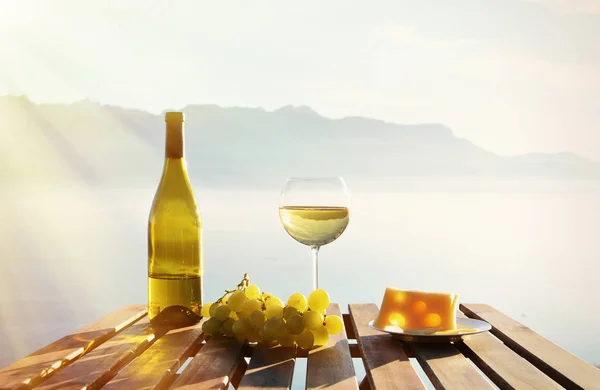 Vin, druvor och ost — Stockfoto