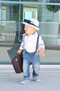 Yürümeye başlayan çocuk gezgin bir çanta