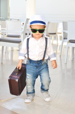 Yürümeye başlayan çocuk gezgin bir çanta