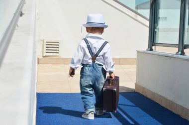 Yürümeye başlayan çocuk gezgin bir çanta