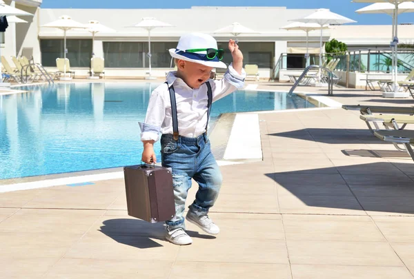 Viajante criança com uma mala — Fotografia de Stock