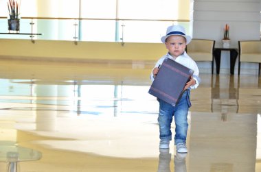 Yürümeye başlayan çocuk gezgin bir çanta