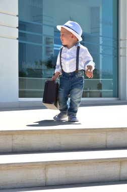 Yürümeye başlayan çocuk gezgin bir çanta