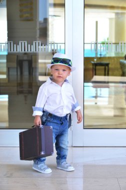 Yürümeye başlayan çocuk gezgin bir çanta