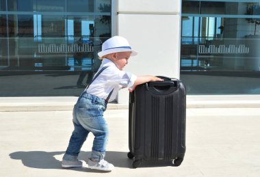  Bavullu küçük çocuk.