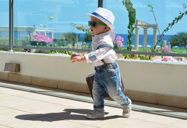 Bavullu küçük çocuk.