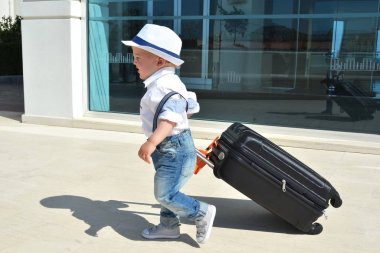  Bavullu küçük çocuk.