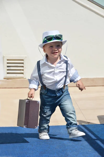 Bavullu küçük çocuk.