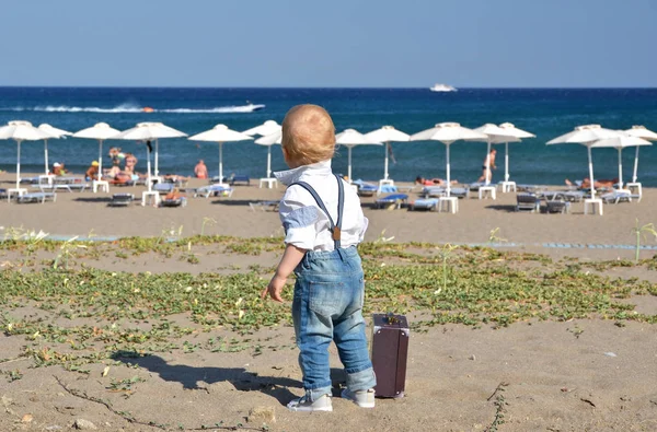 Little traveler walking — Stock Photo, Image