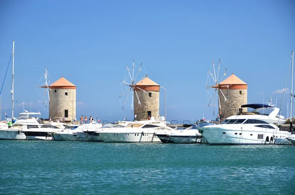 Moinhos de vento no porto de Rodes — Fotografia de Stock