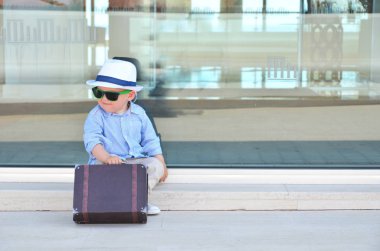  Bavullu küçük çocuk.