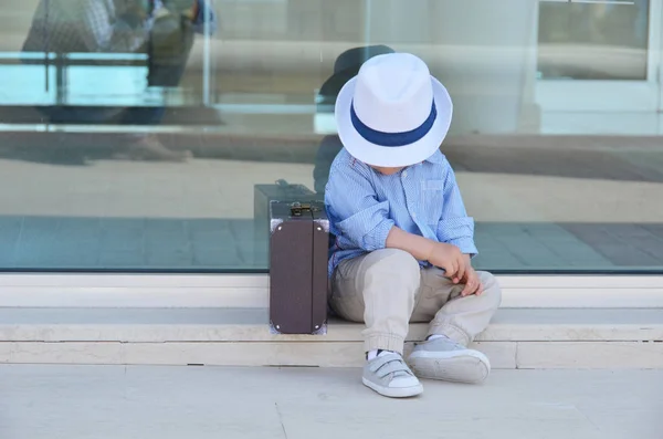 Niño pequeño con una maleta —  Fotos de Stock