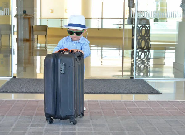 Niño pequeño con una maleta —  Fotos de Stock