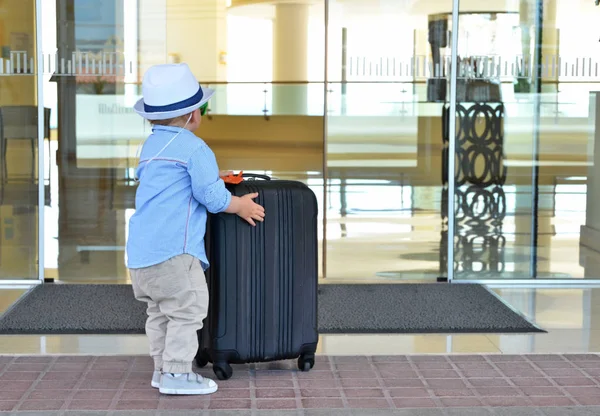 Kisfiú egy bőrönddel. — Stock Fotó