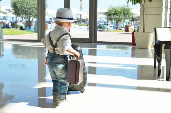 Bambino con una valigia — Foto Stock