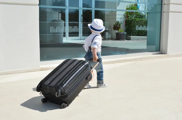 Niño pequeño con una maleta —  Fotos de Stock