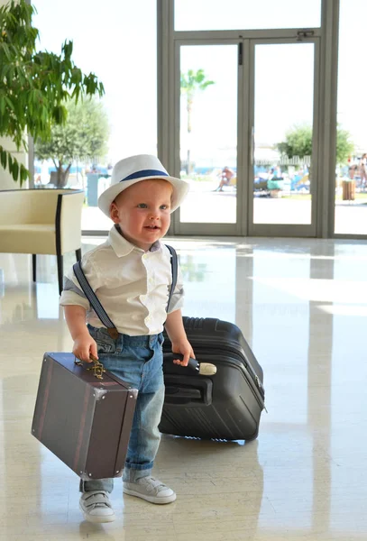 Niño pequeño con una maleta —  Fotos de Stock