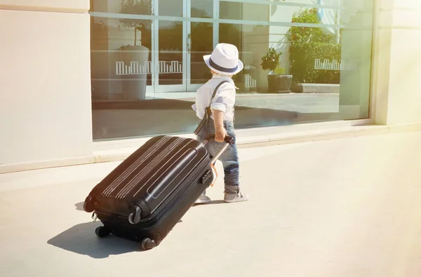 Μικρό αγόρι με μια βαλίτσα — Φωτογραφία Αρχείου