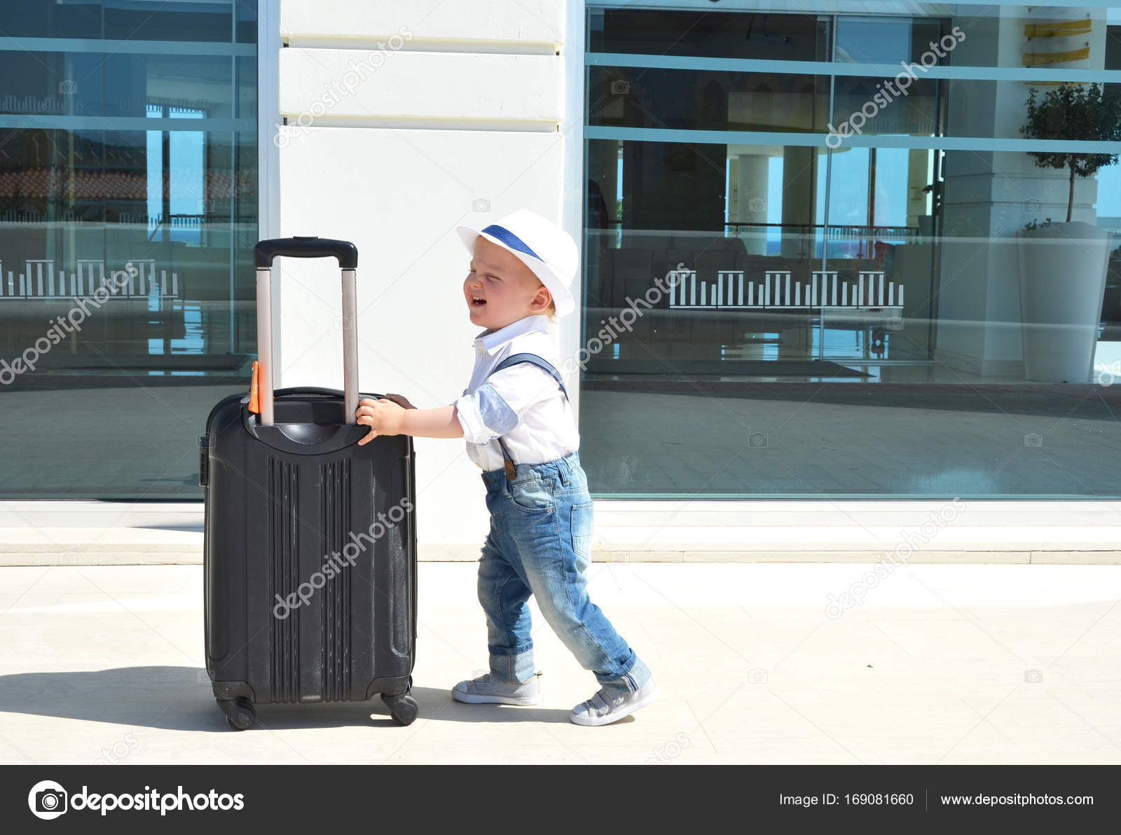 Little boy with a suitcase Stock Photo by ©happyalex 169081660