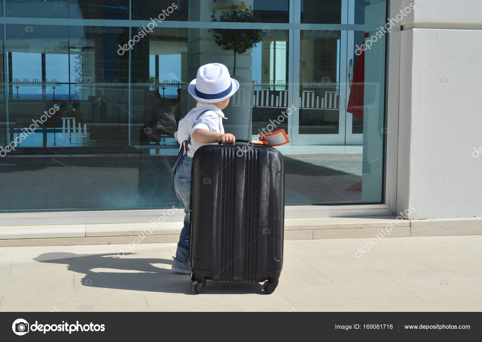 Little boy with a suitcase Stock Photo by ©happyalex 169081718