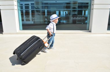  Bavullu küçük çocuk.