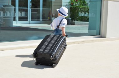  Bavullu küçük çocuk.