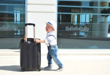  Bavullu küçük çocuk.