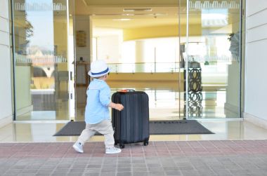  Bavullu küçük çocuk.