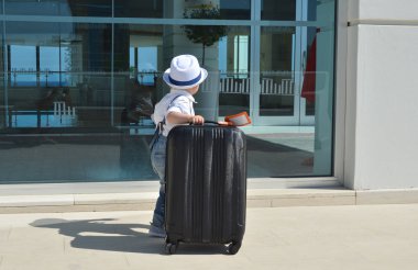  Bavullu küçük çocuk.