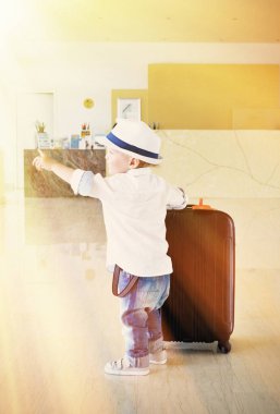 sevimli küçük çocuk Gezgin 