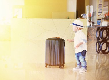 sevimli küçük çocuk Gezgin 