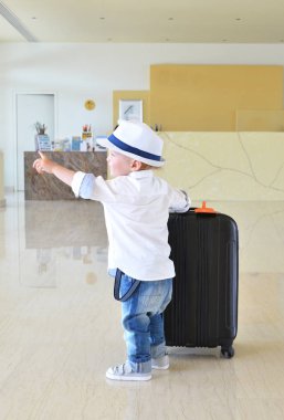 sevimli küçük çocuk Gezgin 