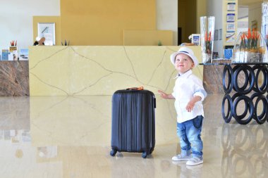 sevimli küçük çocuk Gezgin 