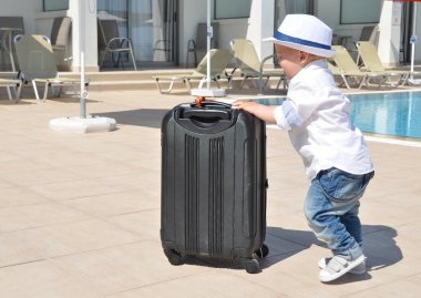  Bavullu küçük çocuk.