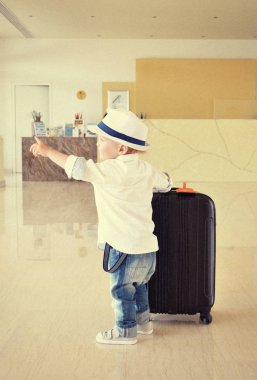 sevimli küçük çocuk Gezgin 