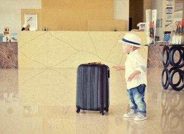 sevimli küçük çocuk Gezgin 