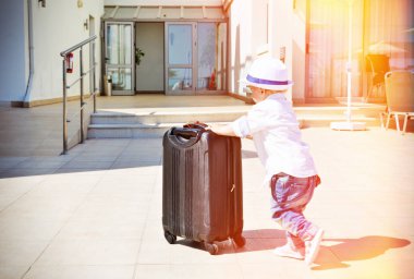  Bavullu küçük çocuk.