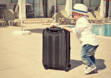  Bavullu küçük çocuk.