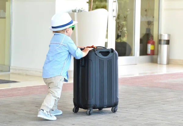 Niño pequeño con una maleta —  Fotos de Stock